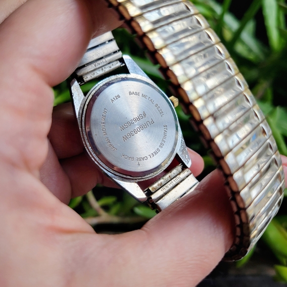 Vintage Classic Quartz Stretch Watch - Picture 6 of 6